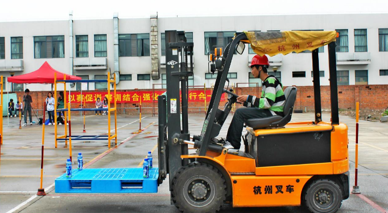 叉车