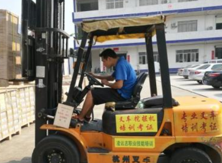 叉车