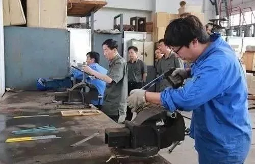 老江湖都知道，紧车工，慢钳工，吊儿郎当当电工，不要脸的是焊工(图2)