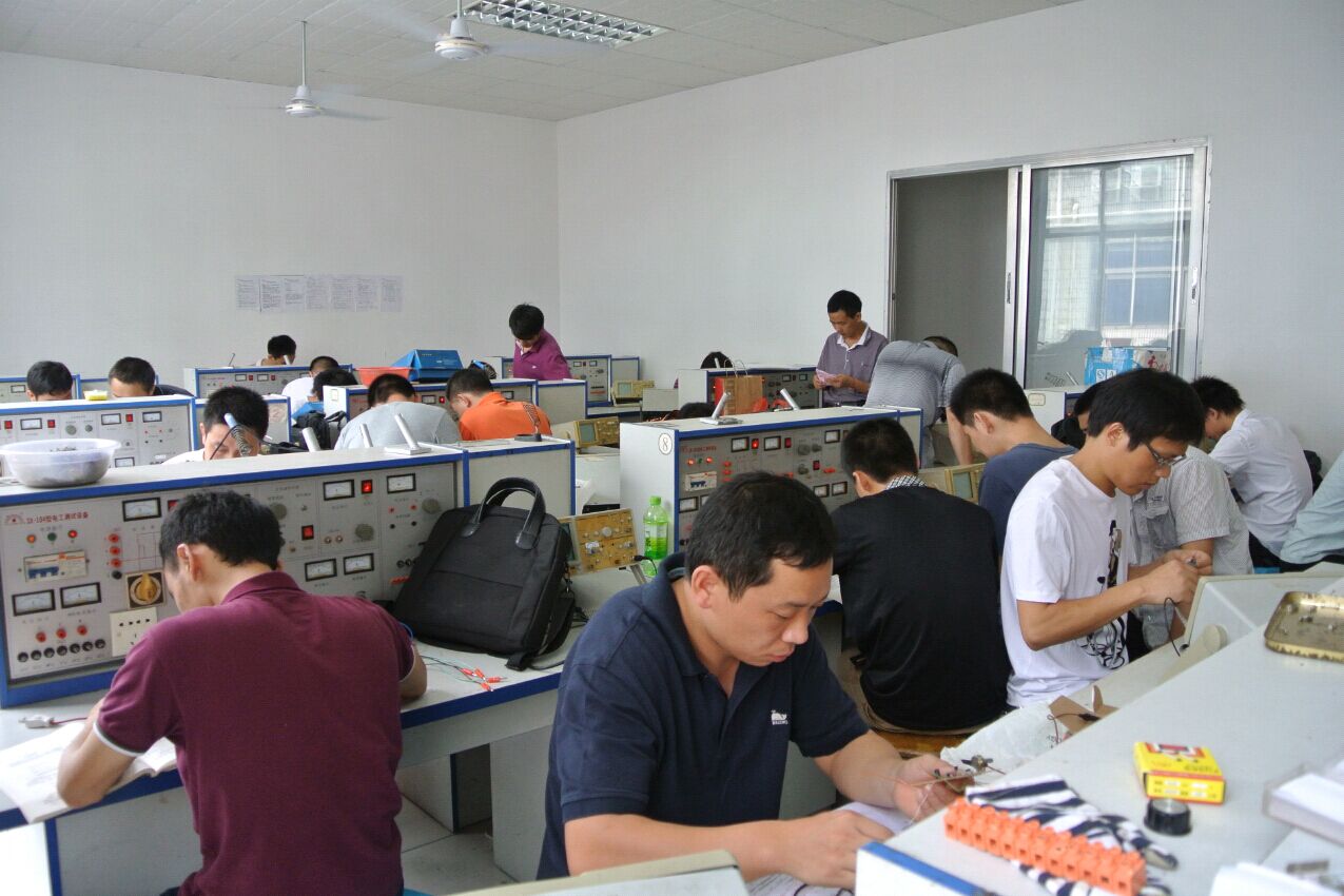 报考高级电工上岗证有学历要求吗？(图1)